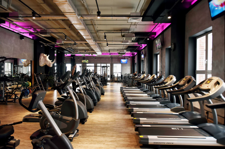 спортзал з біговими доріжками та вело-тренажорами спортзал з біговими доріжками та вело-тренажорами