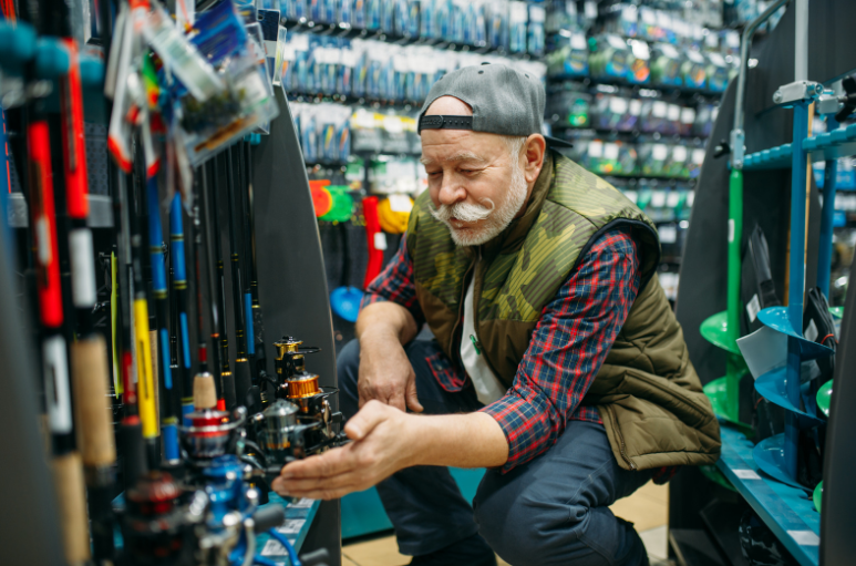 чоловік в риболовному магазині чоловік в риболовному магазині
